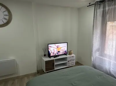 Télévision ou salle de divertissement dans l'établissement Le Sapeur
