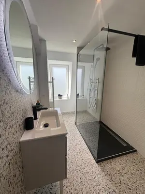 Salle de bains dans l'établissement Le toit des Vosges demeure Historique Appartement neuf et climatisé