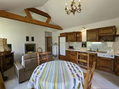 Plan de l'établissement Ancienne chapelle aménagée en gîte indépendant avec terrasse et cheminée - FR-1-589-463