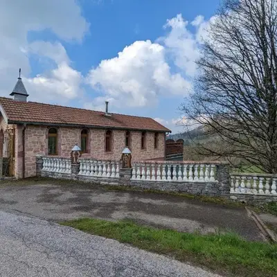 Ancienne chapelle aménagée en gîte indépendant avec terrasse et cheminée - FR-1-589-463