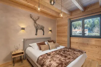 Un ou plusieurs lits dans un hébergement de l'établissement Chalet Mana, tout confort avec spa et sauna