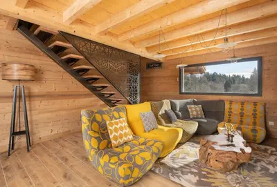 Coin salon dans l'établissement Chalet Mana, tout confort avec spa et sauna