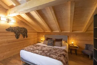Un ou plusieurs lits dans un hébergement de l'établissement Chalet Mana, tout confort avec spa et sauna