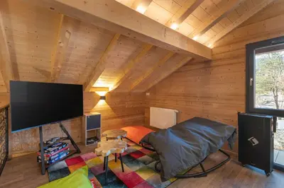 Télévision ou salle de divertissement dans l'établissement Chalet Mana, tout confort avec spa et sauna