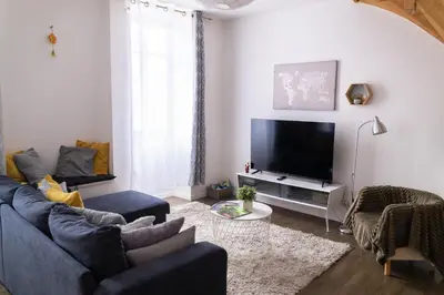 Télévision ou salle de divertissement dans l'établissement City center duplex loft