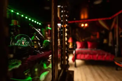 Un ou plusieurs lits dans un hébergement de l'établissement Le Cirque Ensorcelé - Le Studio Maudit & Cosy