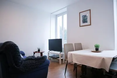 Télévision ou salle de divertissement dans l'établissement RDC 2 Chambres parfait loisirs et travail, court et long séjour, parking gratuit tram-train, autoroute à proximité