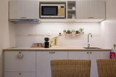 Cuisine ou kitchenette dans l'établissement Rosebury Cottage 1 bedroom Free Street parking-5min from Colmar