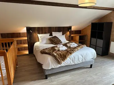 Un ou plusieurs lits dans un hébergement de l'établissement Chalet COCOTTE - pétanque, jacuzzi & baby-foot