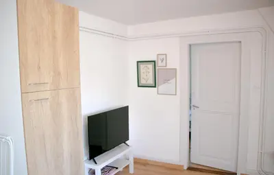 Télévision ou salle de divertissement dans l'établissement Loisirs travail, court, long séjour, idéalement situé, 2 chambres en enfilade, parking gratuit