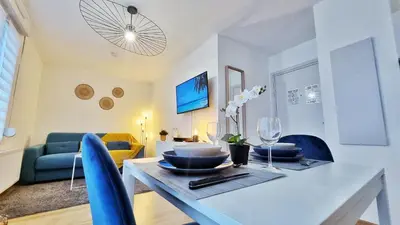 Télévision ou salle de divertissement dans l'établissement Le SMART - Parking - Terrasse - Wifi - Mulhouse - Relax BNB