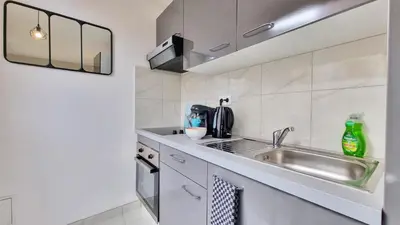 Cuisine ou kitchenette dans l'établissement La Résidence Évasion 2 - Original - Gare - Wifi - Relax BNB