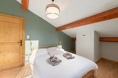 Un ou plusieurs lits dans un hébergement de l'établissement Le Cerf, chalet cocooning avec piscine et billard