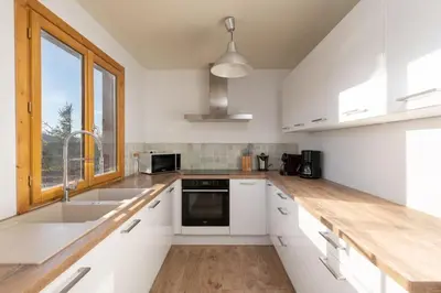 Cuisine ou kitchenette dans l'établissement Le Cerf, chalet cocooning avec piscine et billard