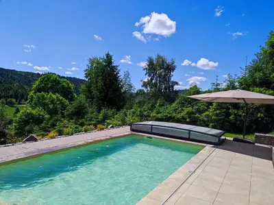 Piscine de l'établissement Le Cerf, chalet cocooning avec piscine et billard ou située à proximité