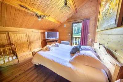 Un ou plusieurs lits dans un hébergement de l'établissement Les Griottes, véritable chalet de montagne, avec Jacuzzi et Sauna