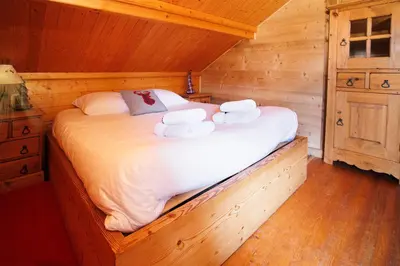 Un ou plusieurs lits dans un hébergement de l'établissement Les Griottes, véritable chalet de montagne, avec Jacuzzi et Sauna