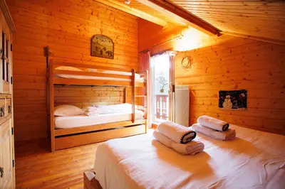 Un ou plusieurs lits dans un hébergement de l'établissement Les Griottes, véritable chalet de montagne, avec Jacuzzi et Sauna
