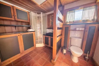 Salle de bains dans l'établissement Les Griottes, véritable chalet de montagne, avec Jacuzzi et Sauna