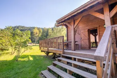 Jardin de l'établissement Les Griottes, véritable chalet de montagne, avec Jacuzzi et Sauna