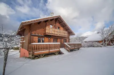 L'établissement Les Griottes, véritable chalet de montagne, avec Jacuzzi et Sauna en hiver