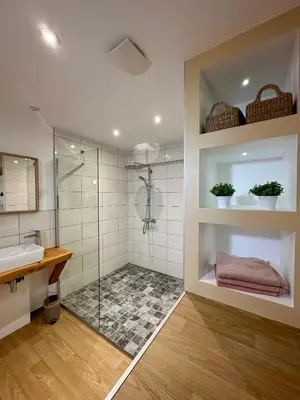 Salle de bains dans l'établissement Charmant et chaleureux gîte dans le vignoble