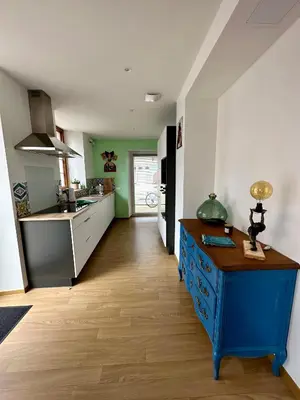 Cuisine ou kitchenette dans l'établissement Charmant et chaleureux gîte dans le vignoble