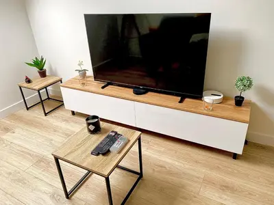 Télévision ou salle de divertissement dans l'établissement L’appartement du Fayé avec jacuzzi privé