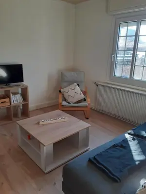 Télévision ou salle de divertissement dans l'établissement Coquet appartement 6 personnes avec jardin