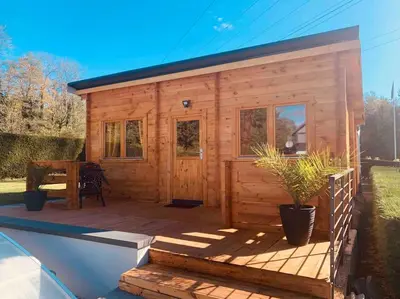 Piscine de l'établissement Chalet 2 personnes avec jacuzzi privatif et piscine saisonnière partagée ou située à proximité
