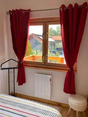 Un ou plusieurs lits dans un hébergement de l'établissement Chalet 2 personnes avec jacuzzi privatif et piscine saisonnière partagée