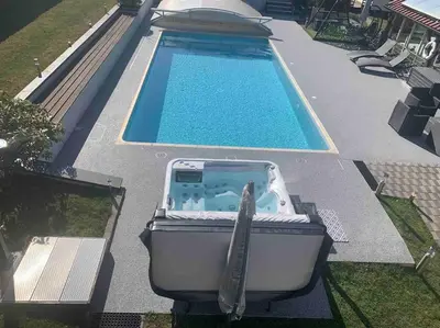 Piscine de l'établissement Chalet 2 personnes avec jacuzzi privatif et piscine saisonnière partagée ou située à proximité