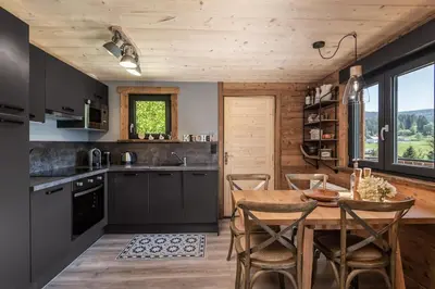 Cuisine ou kitchenette dans l'établissement Charmant chalet cosy & paisible en pleine nature - refuge idyllique pour 5p
