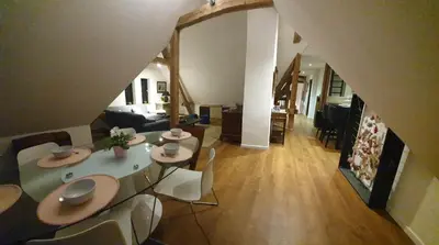 Télévision ou salle de divertissement dans l'établissement La Tour du Bois fleuri