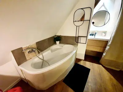 Salle de bains dans l'établissement La Tour du Bois fleuri