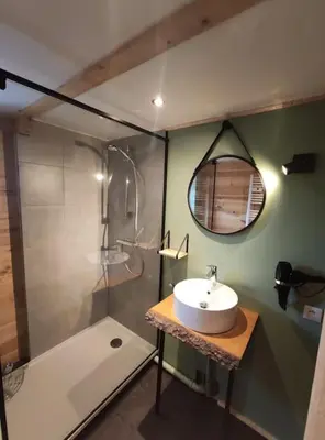 Salle de bains dans l'établissement Chalet Cosy familial avec billard 6 pers près Gerardmer
