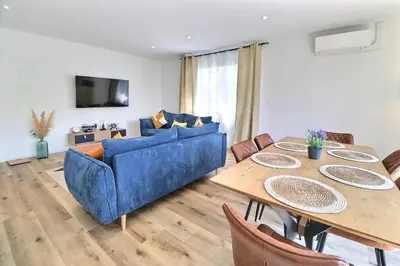 Coin salon dans l'établissement Alsace Appartement à Colmar climatisée garage, parking et terrasse
