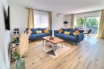 Coin salon dans l'établissement Alsace Appartement à Colmar climatisée garage, parking et terrasse