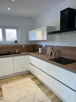 Cuisine ou kitchenette dans l'établissement Alsace Appartement à Colmar climatisée garage, parking et terrasse