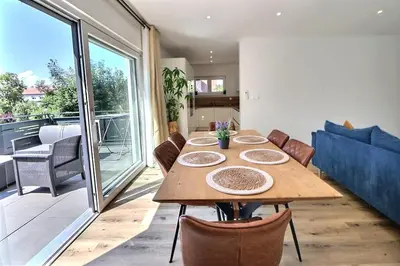Coin salon dans l'établissement Alsace Appartement à Colmar climatisée garage, parking et terrasse