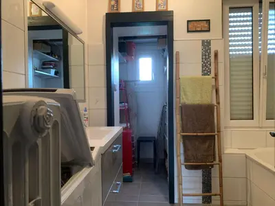 Salle de bains dans l'établissement Au kouglof avec Netflix
