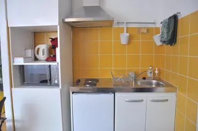 Cuisine ou kitchenette dans l'établissement F1 tout équipé proche Tram - Jungle