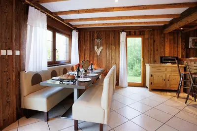 Coin salon dans l'établissement Chalet l'OURSON à Gérardmer, vue imprenable lac