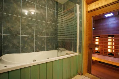 Salle de bains dans l'établissement Chalet l'OURSON à Gérardmer, vue imprenable lac