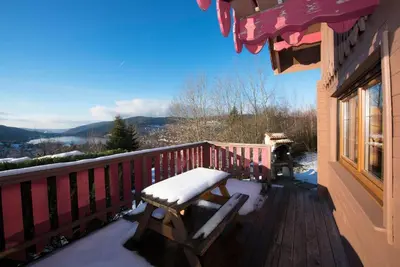 Vue générale sur la montagne ou vue sur la montagne depuis le chalet