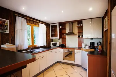 Cuisine ou kitchenette dans l'établissement Chalet l'OURSON à Gérardmer, vue imprenable lac
