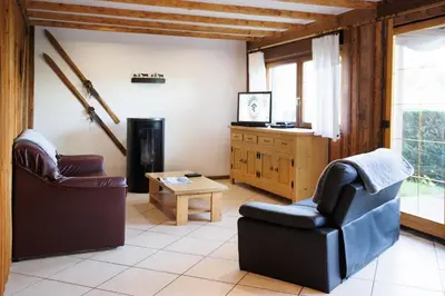 Coin salon dans l'établissement Chalet l'OURSON à Gérardmer, vue imprenable lac