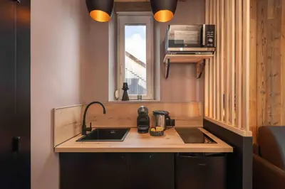 Cuisine ou kitchenette dans l'établissement Studio façon chalet montagnard - Hyper centre