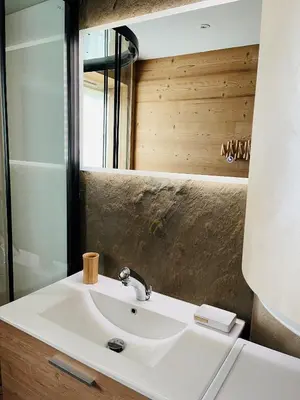 Salle de bains dans l'établissement ※ Résidence POMME DE PIN - Terrasse - Nature ※