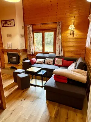 Coin salon dans l'établissement Chalet Les Brimbelles avec Jacuzzi